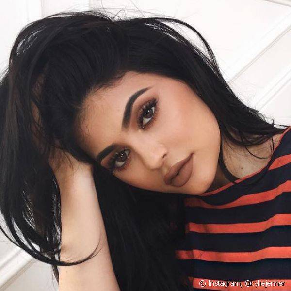 O batom marrom ? um dos mais usados por Kylie Jenner, favorito quando os looks precisam levar o glamour para o volume m?ximo (Foto: Instagram @kyliejenner)